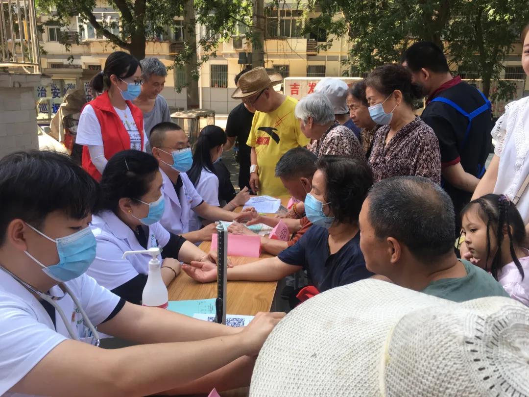 西安中医脑病医院组织党员医生开展大型义诊进社区活动
